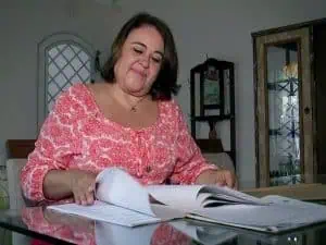 Esteticista comprou um apartamento há mais de 20 anos, mas obra não foi entregue (Foto: Reprodução/TV TEM)