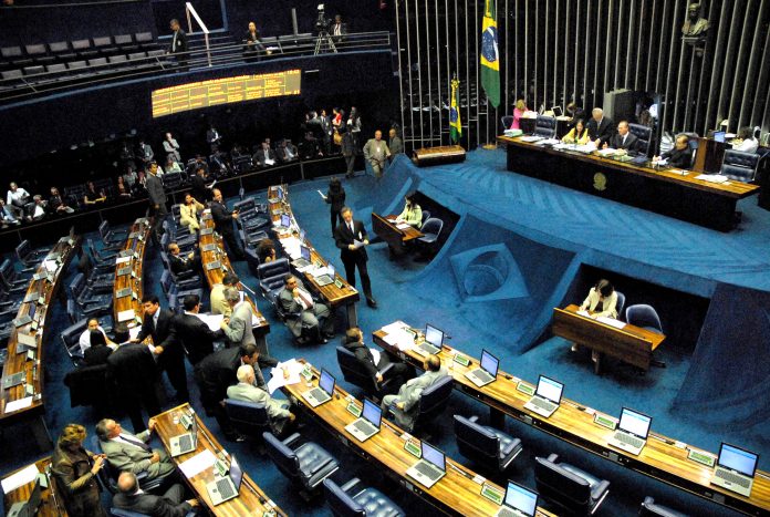 Deputados votam por derrubar veto de Bolsonaro e, com isso, suspender despejos na pandemia