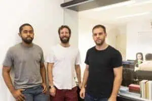 Ao lado do COO Carlos Fernando (à direita) e do CTO Roberto Cunha (à esquerda), Felipe toca a startup Livima, uma imobiliária sem comissionamento.