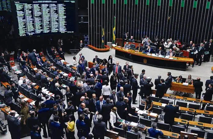 Projeto reduz temporariamente os valores das anuidades dos conselhos profissionais.