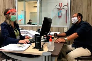 O corretor de imóveis Josean Cícero de Araújo Silva em atendimento no CRECI-PB