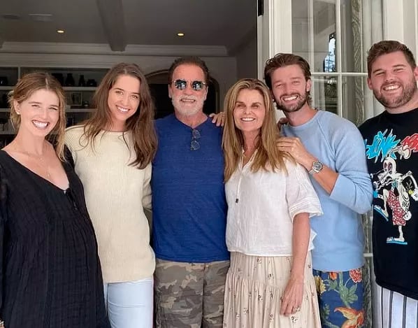Arnold Schwarzenegger com a ex-esposa, Maria Shriver, e os quatro filhos do ex-casal (Foto: Instagram)
