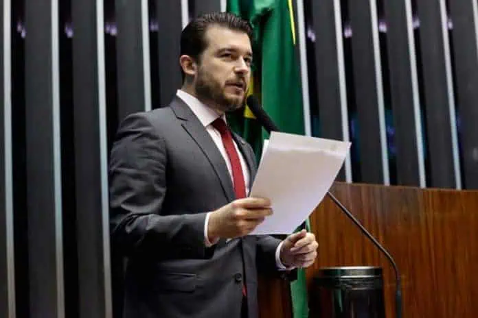 Comissão aprova proposta que regulamenta a taxa de corretagem nas transações com imóveis