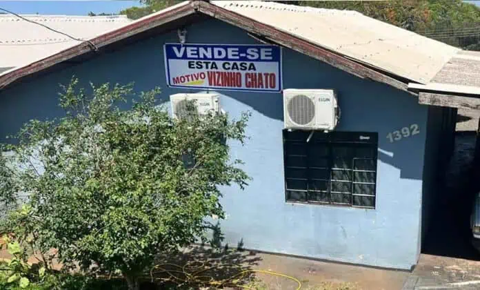 Placa inusitada viraliza no PR: “Vende-se esta casa, motivo: vizinho chato”