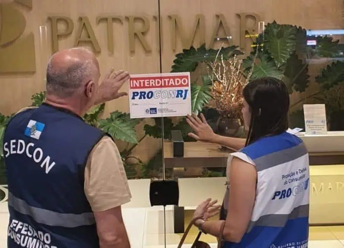 Estande de vendas de imóveis é interditado por práticas abusivas no Rio de Janeiro